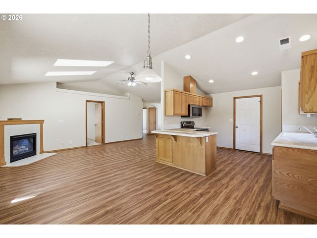 6578 AARON Ln, Springfield, OR 97478