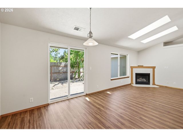 6578 AARON Ln, Springfield, OR 97478