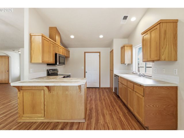 6578 AARON Ln, Springfield, OR 97478
