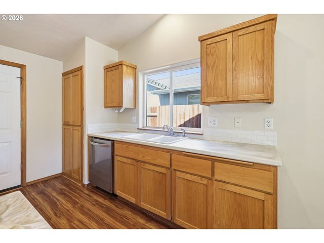 6578 AARON Ln, Springfield, OR 97478