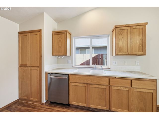 6578 AARON Ln, Springfield, OR 97478