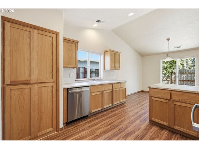 6578 AARON Ln, Springfield, OR 97478