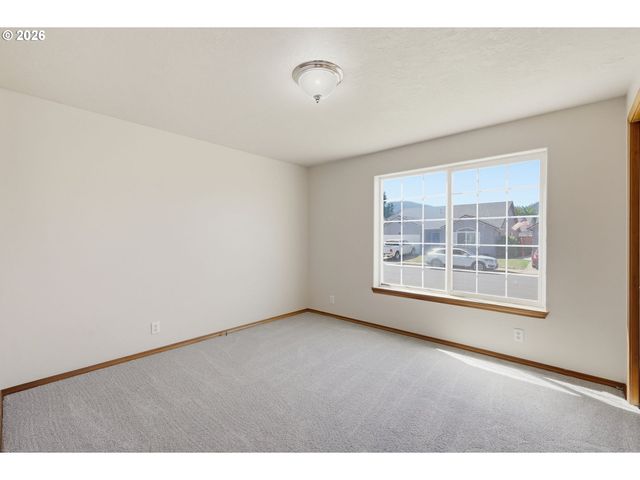 6578 AARON Ln, Springfield, OR 97478