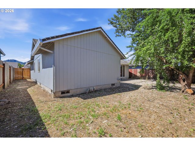 6578 AARON Ln, Springfield, OR 97478