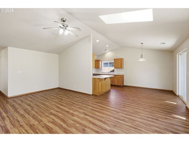 6578 AARON Ln, Springfield, OR 97478