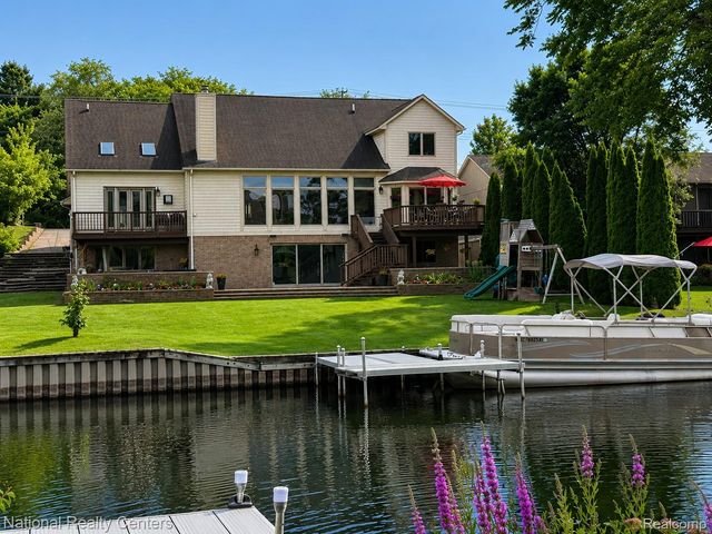 3380 E Benstein Road W, Commerce Charter Township, MI 48382