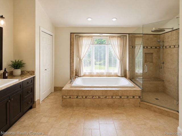 3380 E Benstein Road W, Commerce Charter Township, MI 48382