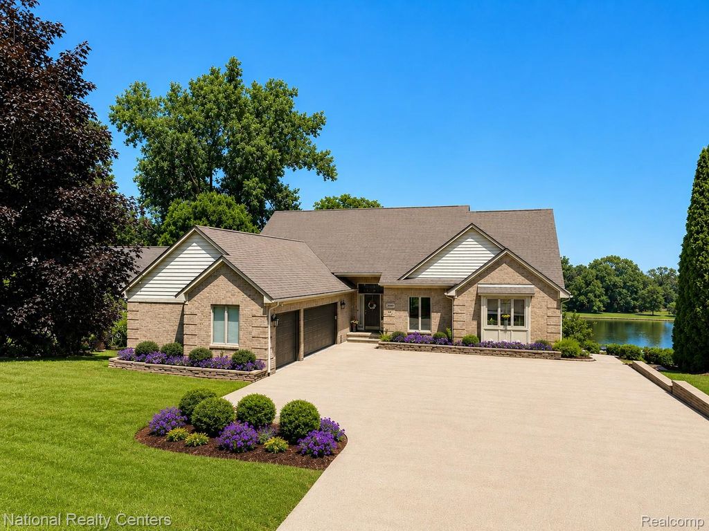 3380 E Benstein Road W, Commerce Charter Township, MI 48382
