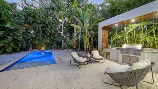 543 COLUMBIA COURT, Sarasota, FL 34236