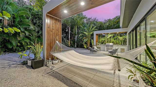 543 COLUMBIA COURT, Sarasota, FL 34236