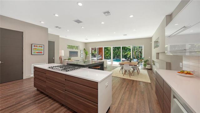 543 COLUMBIA COURT, Sarasota, FL 34236