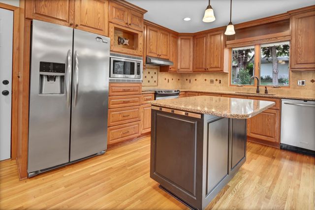 1381 Woodhill Drive, Woodbury, MN 55125