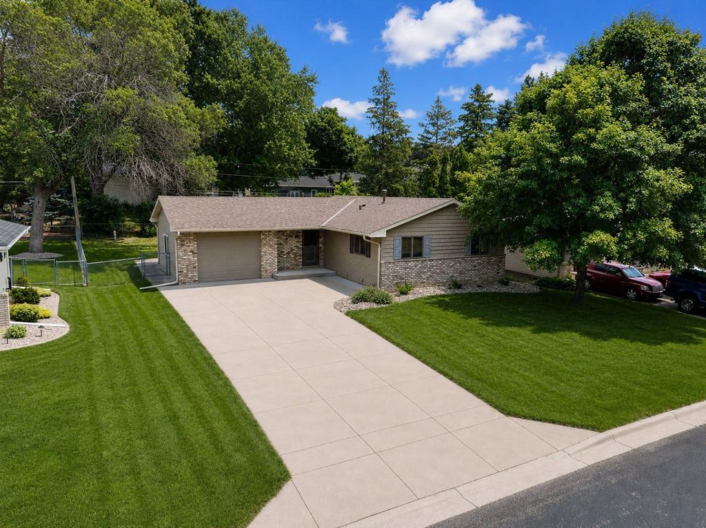 1381 Woodhill Drive, Woodbury, MN 55125