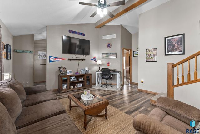 724 NE 6th St Street, Madison, SD 57042