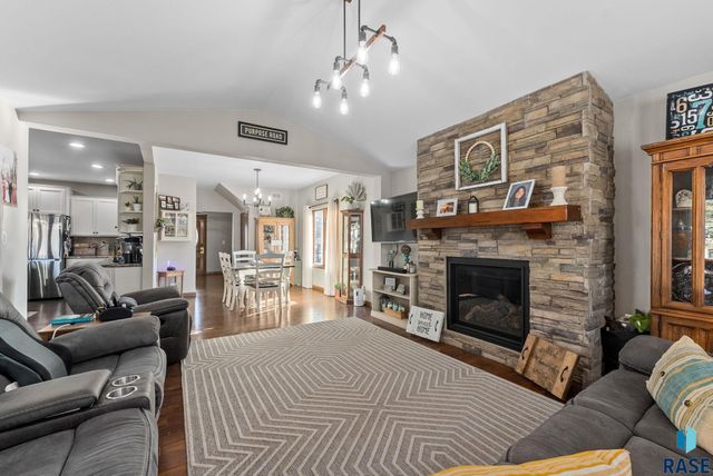 724 NE 6th St Street, Madison, SD 57042