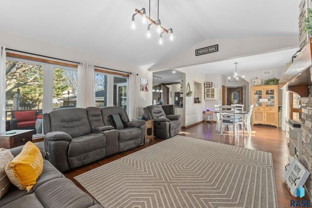 724 NE 6th St Street, Madison, SD 57042