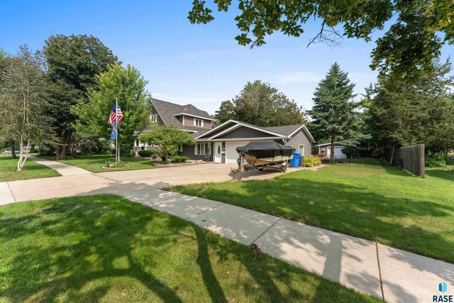 724 NE 6th St Street, Madison, SD 57042