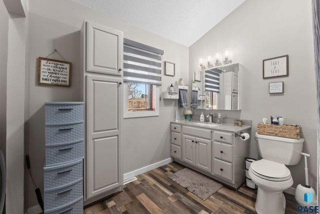 724 NE 6th St Street, Madison, SD 57042