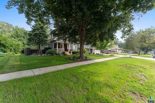 724 NE 6th St Street, Madison, SD 57042