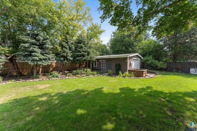 724 NE 6th St Street, Madison, SD 57042