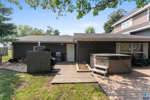 724 NE 6th St Street, Madison, SD 57042