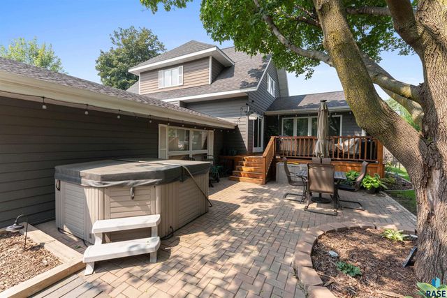 724 NE 6th St Street, Madison, SD 57042