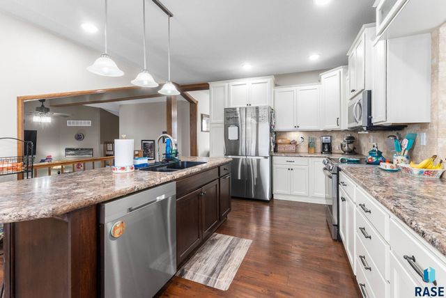 724 NE 6th St Street, Madison, SD 57042