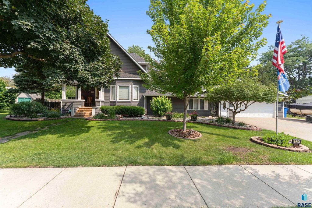 724 NE 6th St Street, Madison, SD 57042