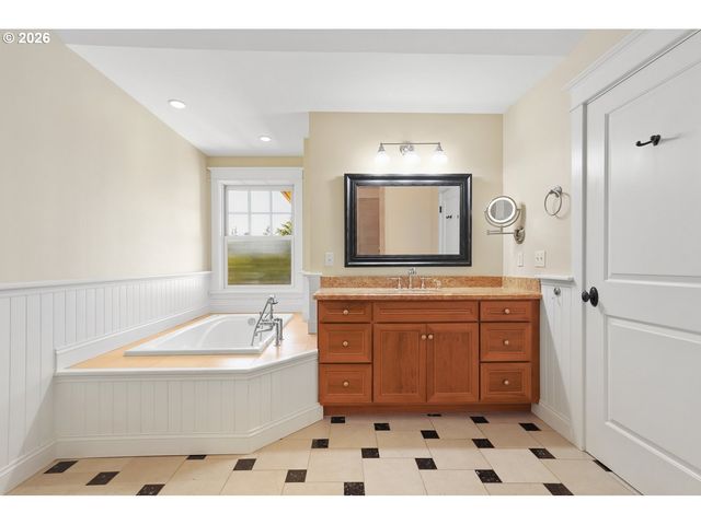 17151 WALL St, Lake Oswego, OR 97034