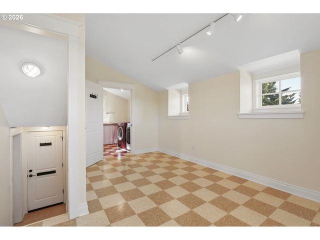 17151 WALL St, Lake Oswego, OR 97034
