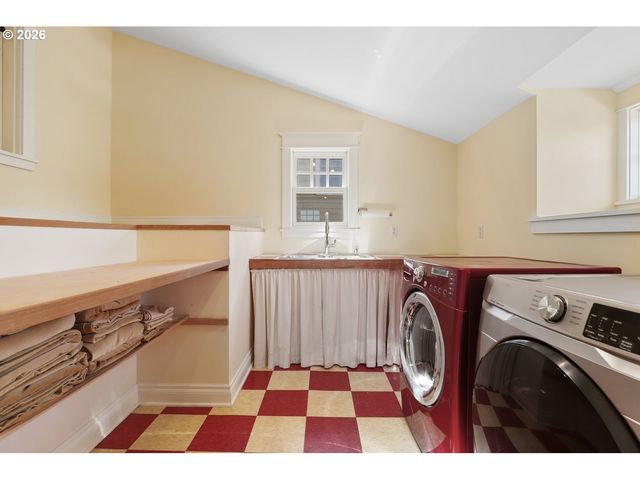 17151 WALL St, Lake Oswego, OR 97034
