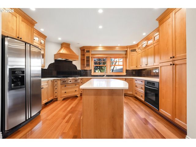 17151 WALL St, Lake Oswego, OR 97034