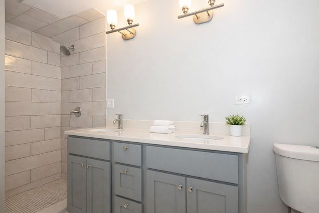 7915 S Paxton Avenue, Chicago, IL 60617