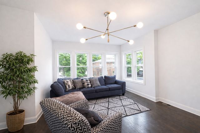 7915 S Paxton Avenue, Chicago, IL 60617