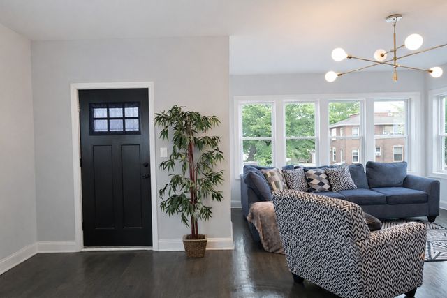 7915 S Paxton Avenue, Chicago, IL 60617