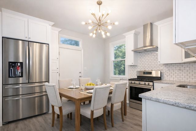 7915 S Paxton Avenue, Chicago, IL 60617