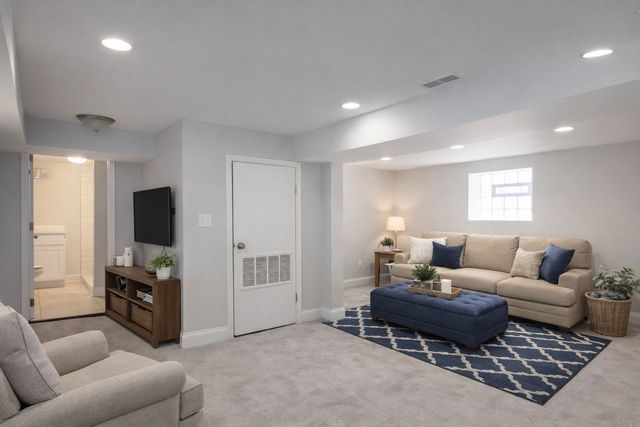 7915 S Paxton Avenue, Chicago, IL 60617