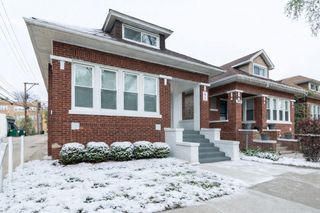 7915 S Paxton Avenue, Chicago, IL 60617