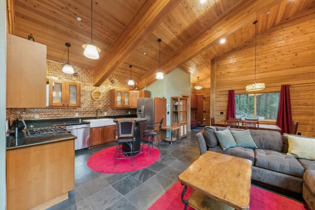 7585 River Road, Truckee, CA 96161