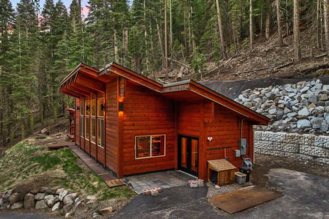 7585 River Road, Truckee, CA 96161