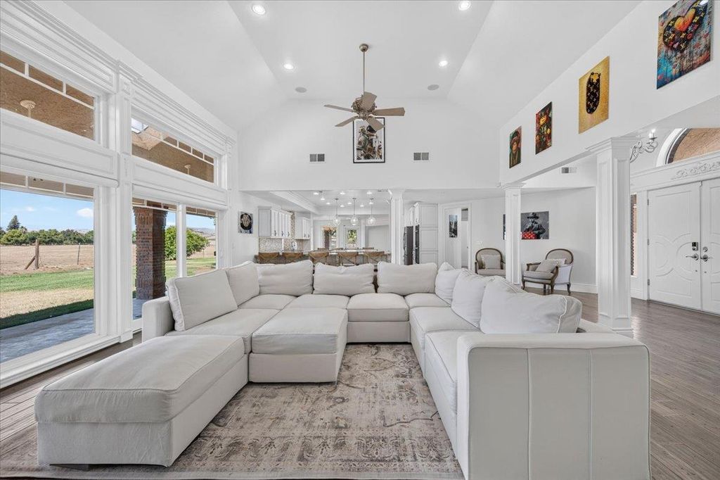 Image 11 of property listing at 12228 Tollhouse Road, Clovis, CA 93619