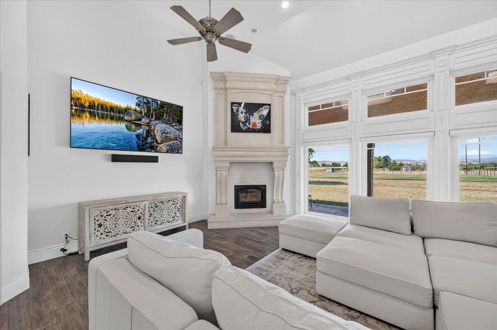 Image 14 of property listing at 12228 Tollhouse Road, Clovis, CA 93619