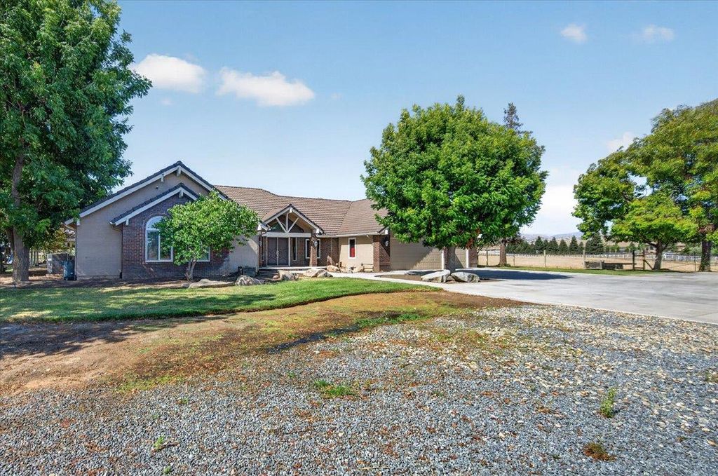 Image 2 of property listing at 12228 Tollhouse Road, Clovis, CA 93619