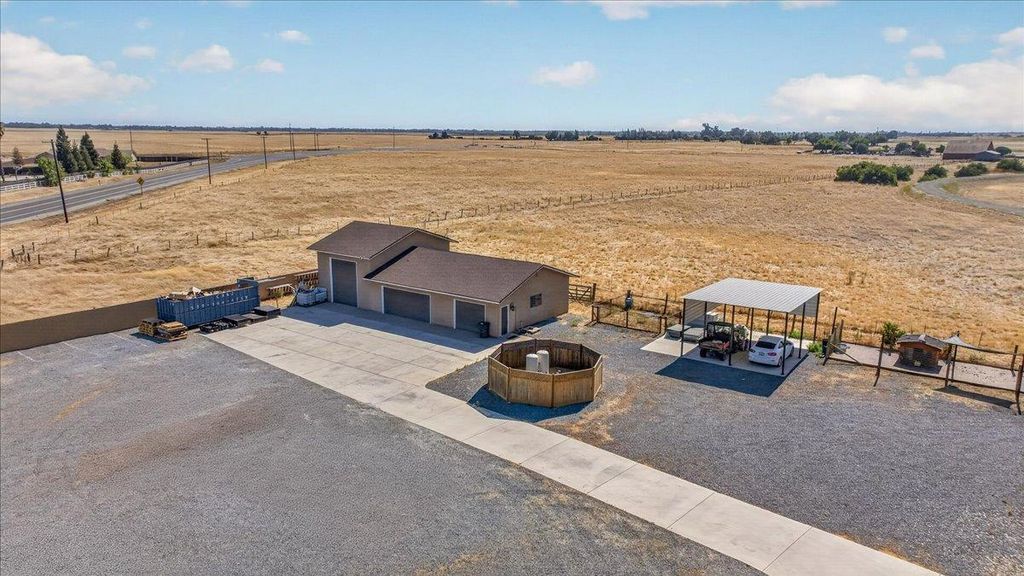 Image 4 of property listing at 12228 Tollhouse Road, Clovis, CA 93619