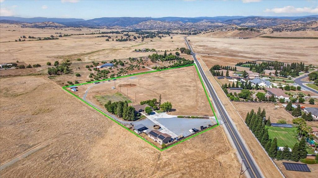 Image 5 of property listing at 12228 Tollhouse Road, Clovis, CA 93619