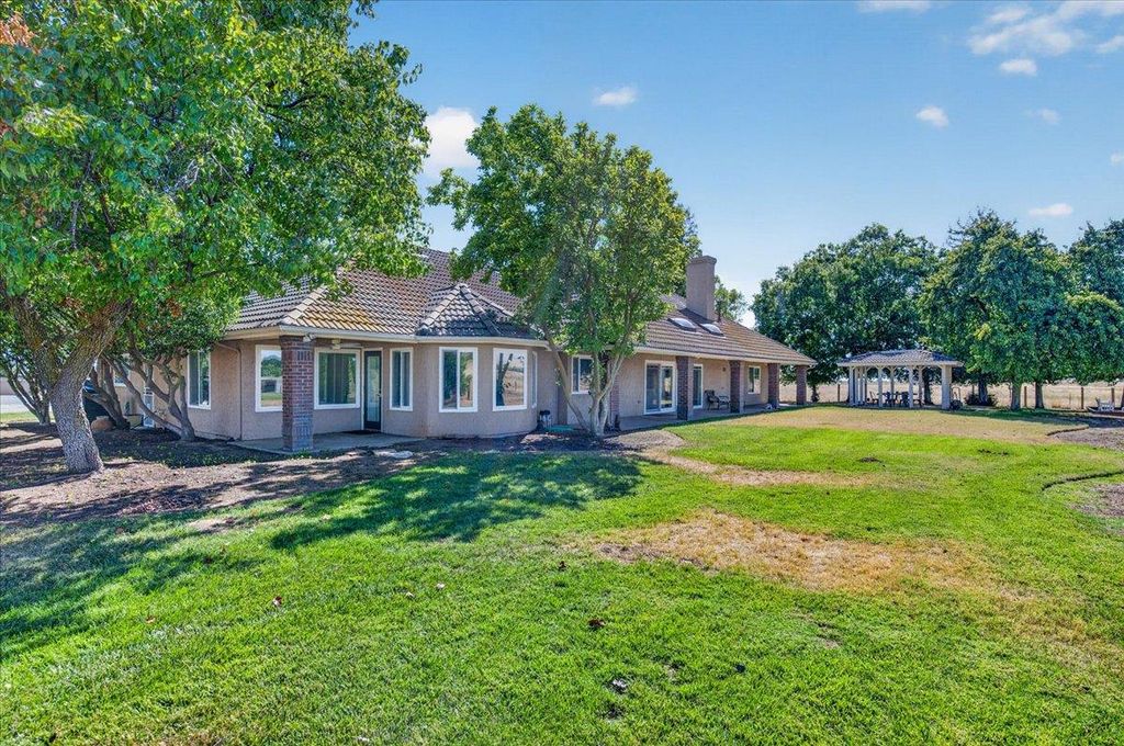Image 50 of property listing at 12228 Tollhouse Road, Clovis, CA 93619