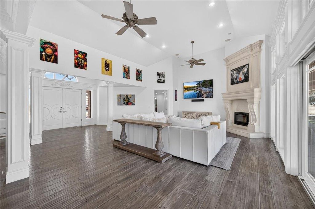 Image 7 of property listing at 12228 Tollhouse Road, Clovis, CA 93619