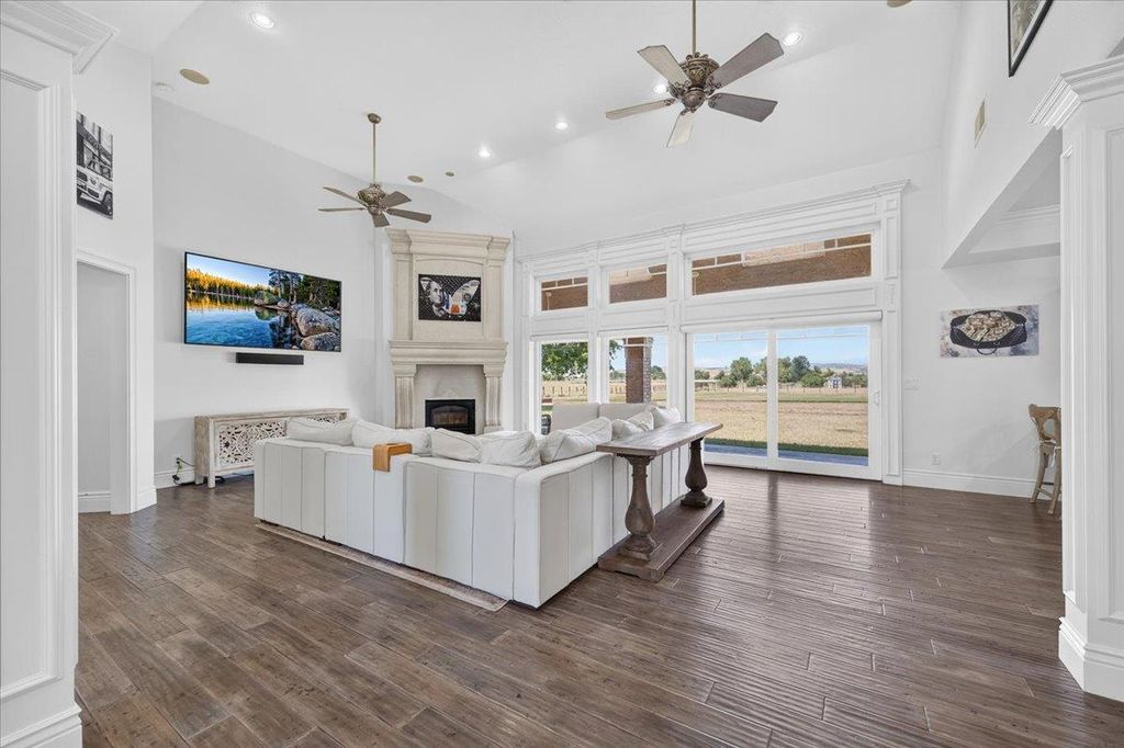 Image 9 of property listing at 12228 Tollhouse Road, Clovis, CA 93619