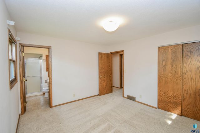 2605 W 33 St Street, Sioux Falls, SD 57105