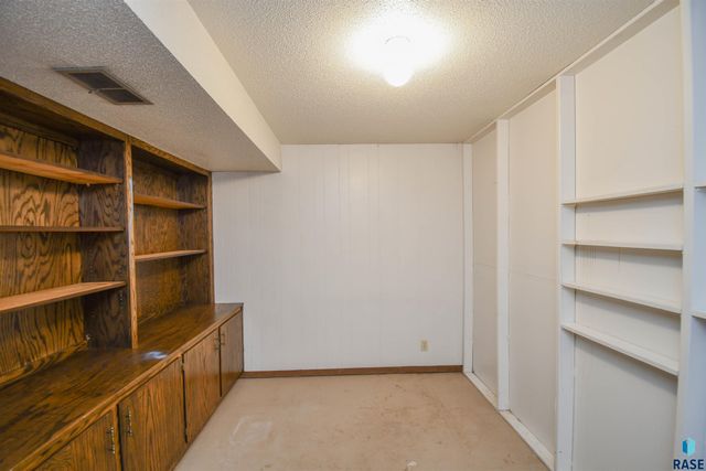 2605 W 33 St Street, Sioux Falls, SD 57105